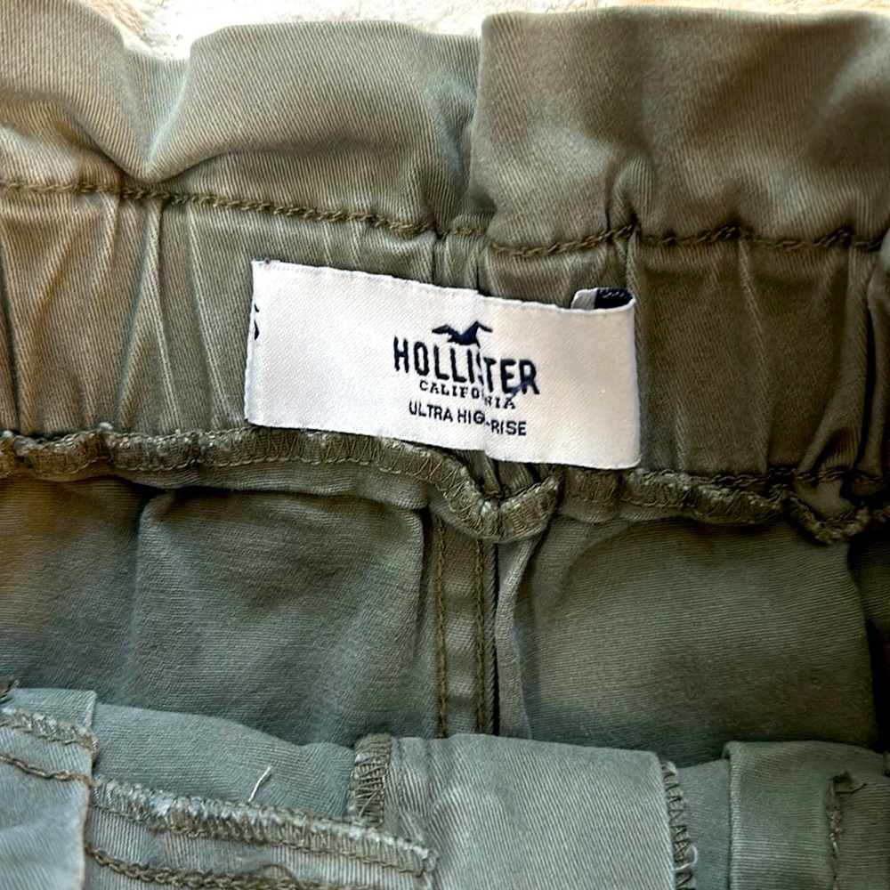 ✨✨Ultra High Rise Cargo Shorts✨✨ - Picture 2 of 4